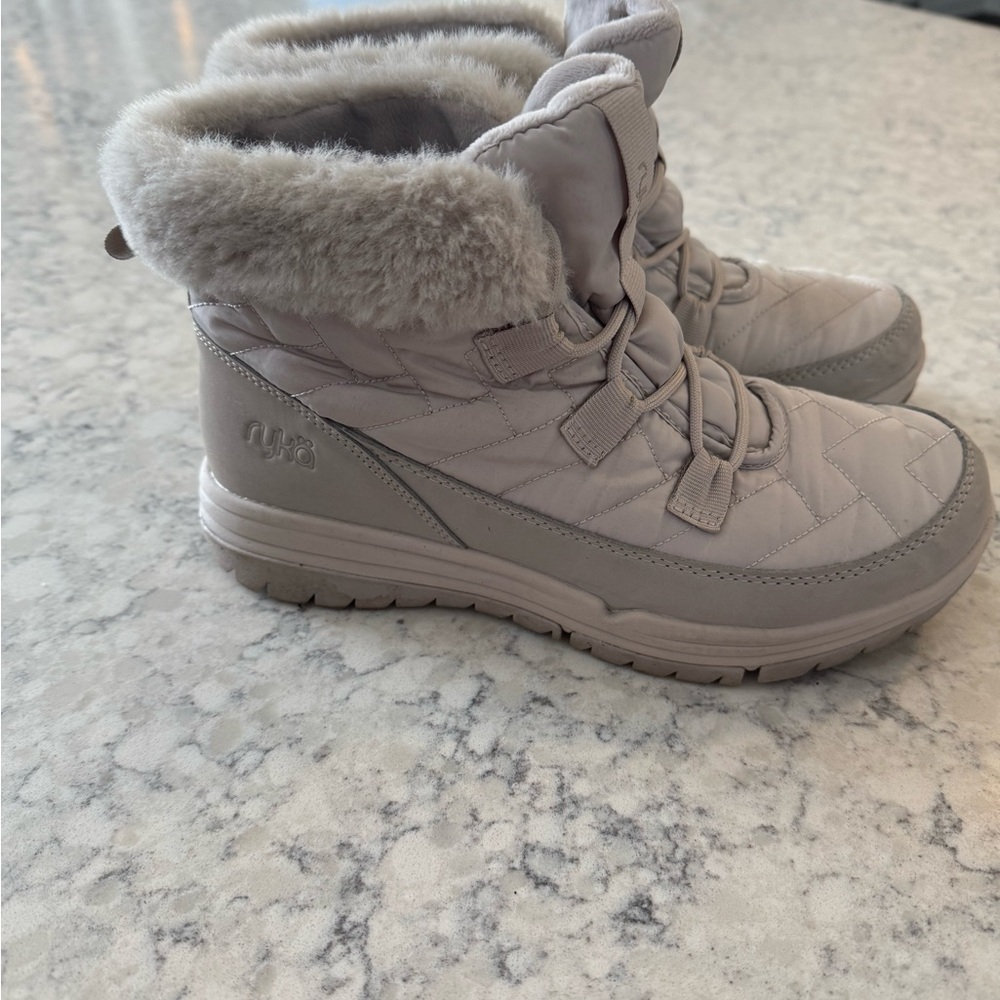 Ryka women’s snow boots size 7 cream/beige color like new